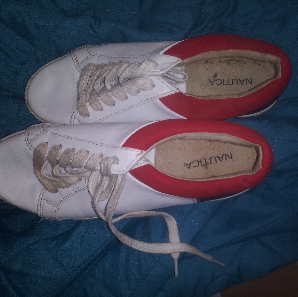 Tennis shoes
